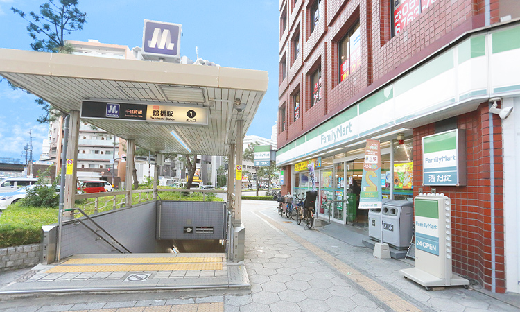 JR・近鉄・大阪メトロ「鶴橋駅」より徒歩5分圏内。専用駐車場も完備