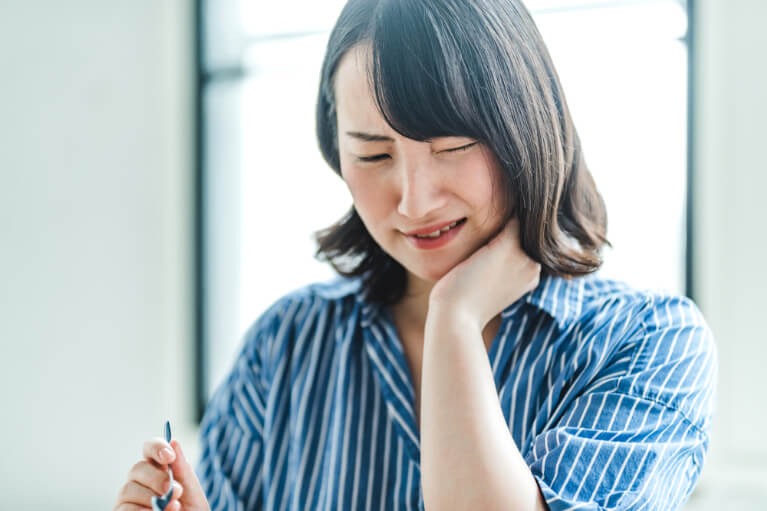 歯ぎしり・食いしばりは顎関節に大きな負担をかけます