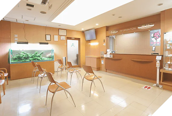 アクセスも良好。専用駐車場も完備。平日は20時・土曜は17時まで診療
