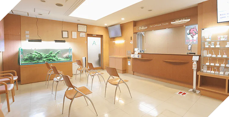 アクセスも良好。専用駐車場も完備。平日は20時・土曜は17時まで診療